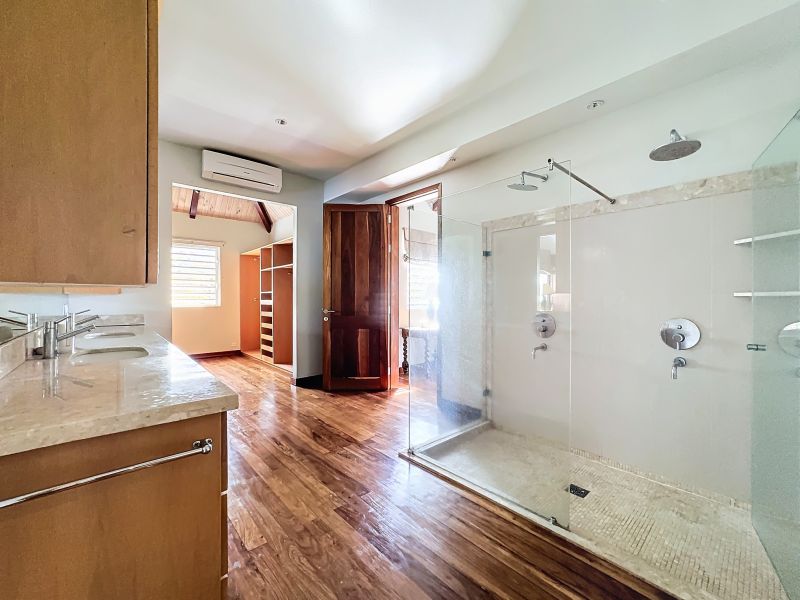 house 10 rooms for sale on Pereybere Pereybere House 10 rooms 498.75 m² Sale