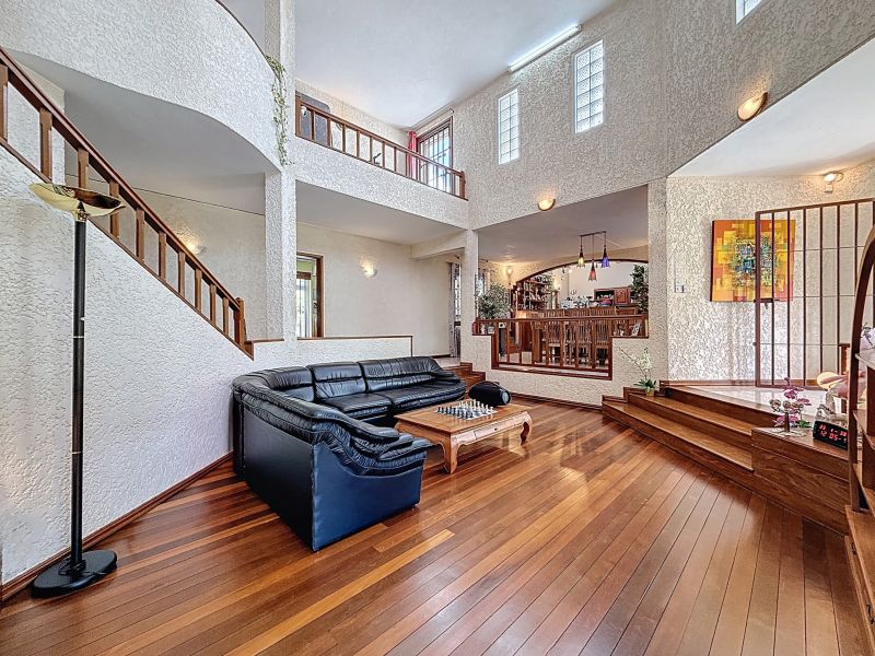 Roches Brunes Maison 8&nbsp;pièces 300&nbsp;m² Vente