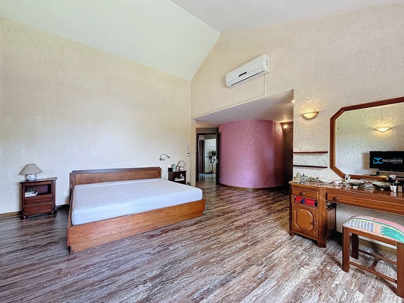 Roches Brunes Maison 8&nbsp;pièces 300&nbsp;m² Vente