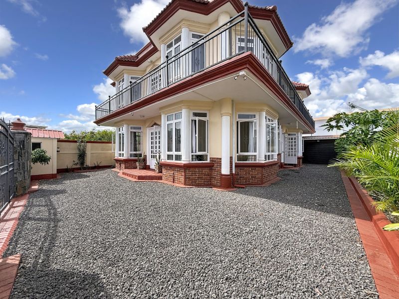 Pereybere Maison 10&nbsp;pièces 252&nbsp;m² Location