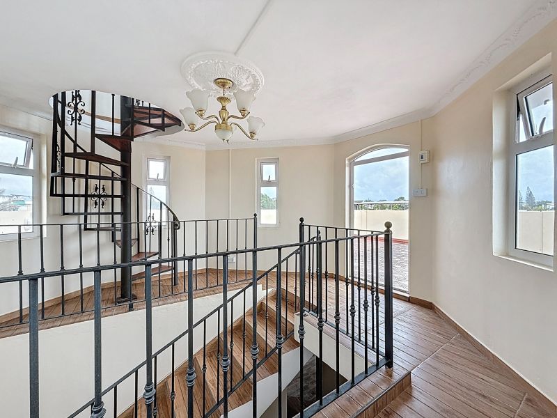 Pereybere Maison 10&nbsp;pièces 252&nbsp;m² Location