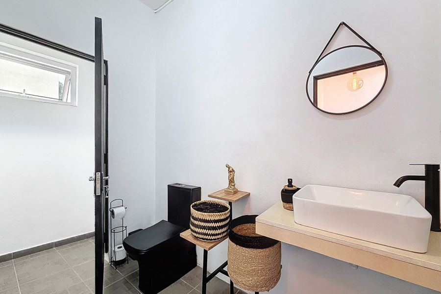 Roches Brunes Activity premises 180&nbsp;m² Rental