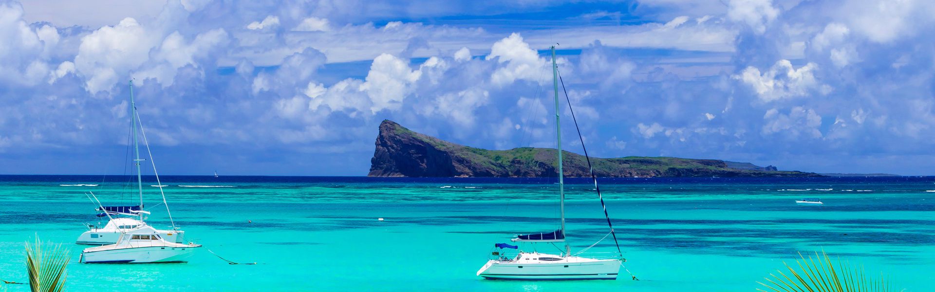 Il faut parcourir 8 kilomètres et voguer environ une heure (en catamaran et une demi-heure en speed-boat) entre le bleu céleste et l’azur de la mer pour arriver de l’île Maurice au Coin de Mire ou le Gunner’s Quoin en anglais. L’île est d’ailleurs visible depuis la plage de Cap Malheureux. Pas de bronzage sur celle-ci ; il est non seulement physiquement difficile de s’y amarrer, mais aussi légalement interdit, à cause des espèces protégées qui y vivent. Cela ne signifie pas pour autant passer à côté de la beauté de sa biodiversité ; une certaine proximité est suffisante pour l’admirer. Beaucoup d'excursions en mer vers les îles entourant l'île Maurice incluent un stop aux alentours du Coin de Mire.