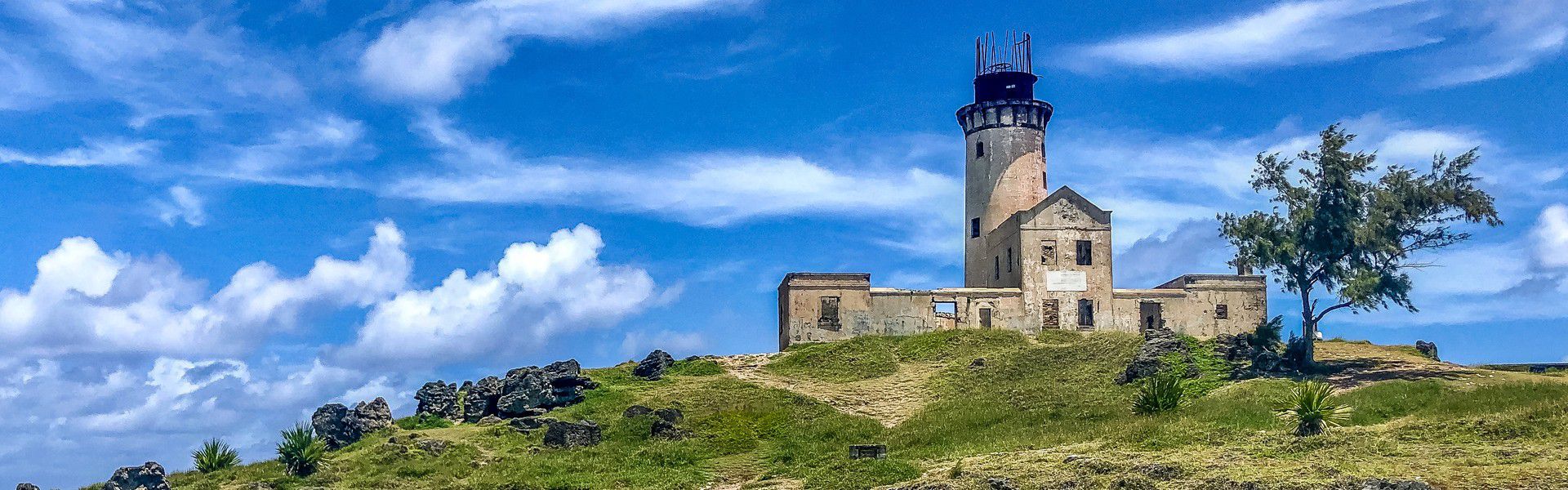 L'île Fouquets, aussi connue comme l'île au Phare par les locaux, est un îlot rocheux de la baie de Grand Port, située sur le récif corallien au sud-est de Maurice. Elle a été classée monument historique, ayant été le témoin privilégié de la colonisation de Maurice. Un livre d'histoire sous la forme d'une île, fermez les yeux et laissez courir votre imagination. Laissez-nous vous ramener à cette époque coloniale.