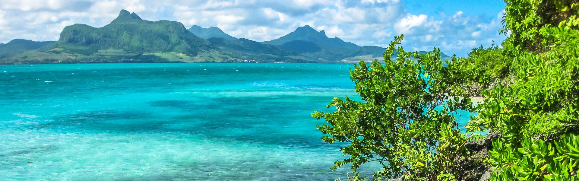 Dans la baie de Mahébourg, à environ 850 mètres au large de la côte sud-est de l'île Maurice, se trouve un îlot unique en son genre, qui a été déclaré réserve naturelle en 1965.  Il a été préservé par la 'Mauritius Wildlife Foundation', c'est l'île aux Aigrettes. Suivez-nous pour profiter d'une évasion absolument inoubliable.