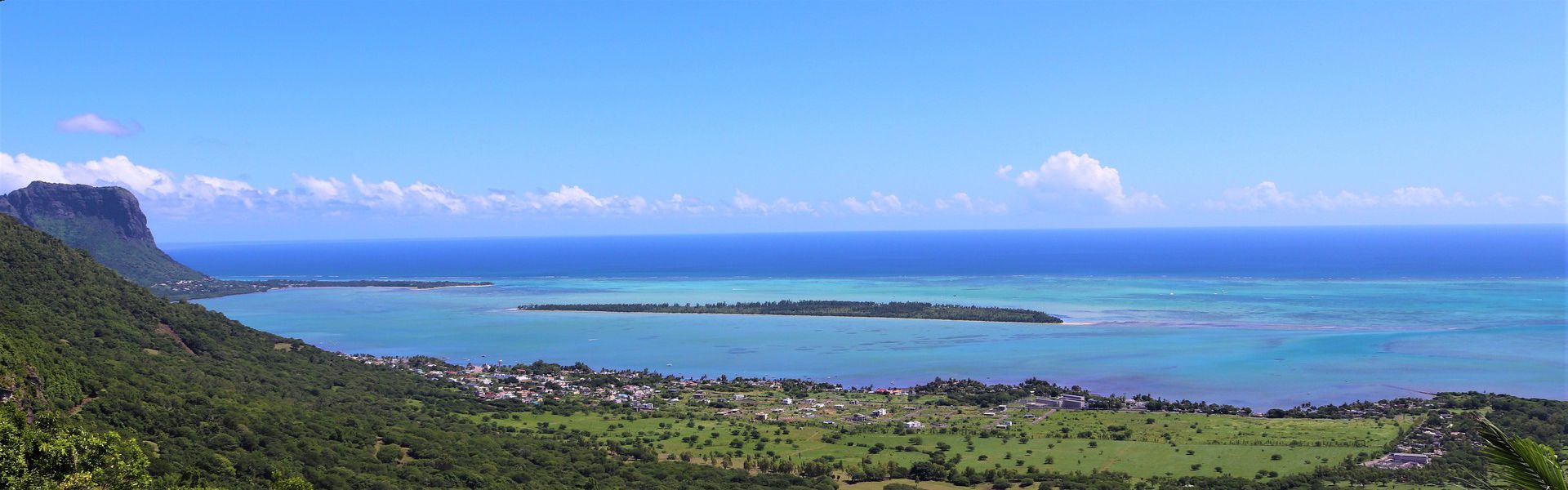 Le bénitier, qui est aussi connu comme le tridacne géant, est un coquillage de très grande taille. C’est peut-être de là que l’île aux Bénitiers tient son nom, car un îlot en forme de gros coquillage, le Crystal Rock, accueille les visiteurs avant qu’ils n’y arrivent. L’île aux Bénitiers est située au sud-ouest de Maurice, à presque 500 mètres du village côtier de La Gaulette.
