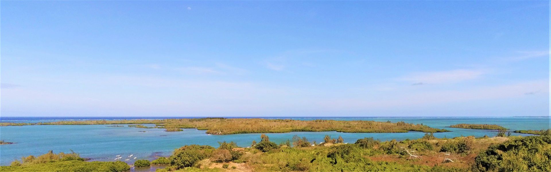 Dans le magnifique lagon de l'île Maurice, plus précisément au nord-est, se trouve un petit joyau de 140 hectares tout en nature ; l'île d'Ambre ! Cet îlot est un des nombreux parcs nationaux locaux placés sous la protection du gouvernement mauricien afin de protéger son écosystème. Allons à la rencontre de cette île qui est prête à nous livrer les secrets de sa beauté époustouflante. 