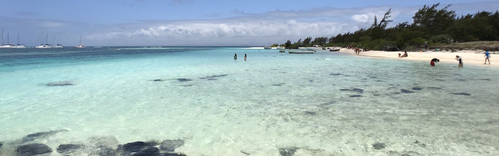 A 11 kilomètres de Cap Malheureux, soit à environ une heure et demie de voyage en bateau ou en catamaran de Grand Baie, l’île Plate compte parmi les îles au Nord de Maurice à visiter pour ses trésors naturels. Comme son nom l’indique, celle-ci est sans relief, à l’exception de sa colline, où se tient un phare. Elle n’est pas aussi fréquentée que son voisin, l’îlot Gabriel. Le triste but auquel cette île a servi autrefois ne diminue néanmoins pas sa magie.