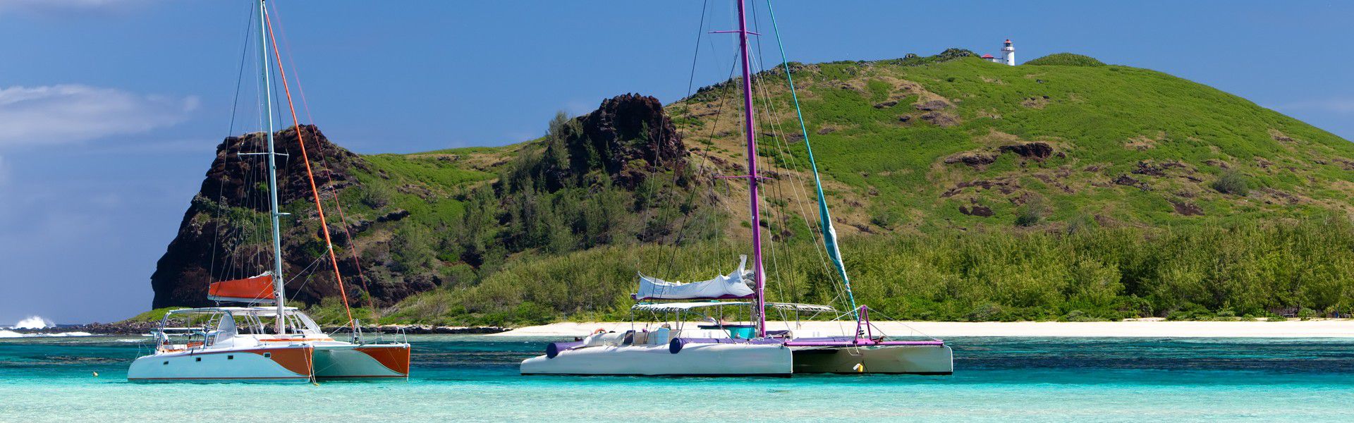 Les sorties en catamarans sont à l'honneur à l'île Maurice. Possédant une grande flottabilité et stabilité, ils sont idéaux pour les croisières de groupe et ils peuvent facilement accoster et jeter l'ancre dans les baies peu profondes. Ils peuvent approcher de très près les magnifiques plages et îlots de l'île Maurice. C'est le moyen idéal pour naviguer sur les eaux entourant l'île et profiter de son panorama pittoresque en toute sécurité et confortablement installé. Pour tous ceux qui rêvent d’une excursion en catamaran à l’île Maurice, jetez-vous à l’eau, vous ne le regretterez pas.