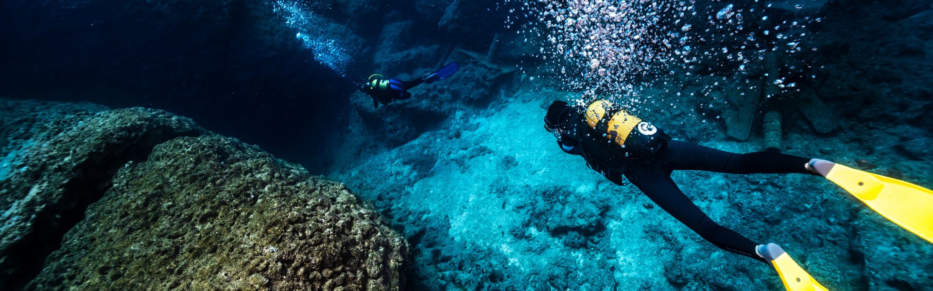 L’eau limpide et tiède qui entoure l’île Maurice ainsi que sa faune et sa flore sous-marines intactes font d’elle l’une des meilleures destinations de l’océan indien pour la plongée sous-marine. Contrairement aux Maldives ou aux Seychelles, l’écosystème marin de Maurice n’a pas souffert des conséquences du réchauffement océanique. Par conséquent, il est en pleine croissance. Découvrez les meilleurs mois pour faire de la plongée, les meilleurs sites et à quoi vous attendre d’eux.