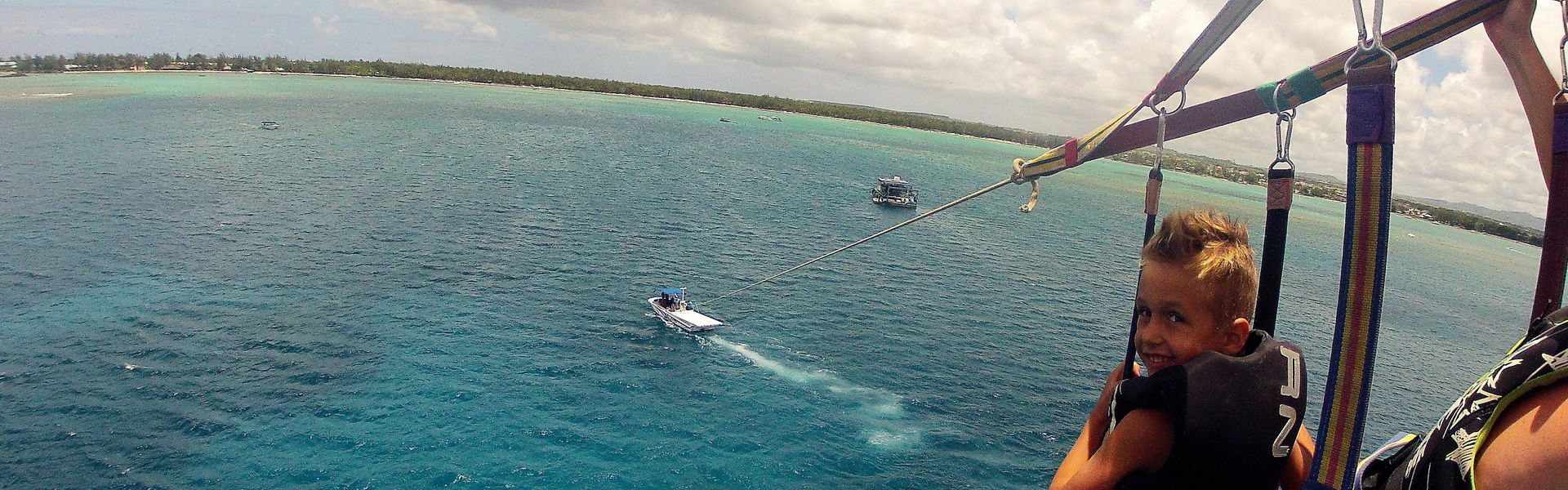 How does a bird feel when it flies? What does it see? If these questions have ever crossed your mind, you should try parasailing. Performing this activity in Mauritius will allow you to have a bird’s eye view of the extraordinary beauty of its lagoons and their surroundings. If you are hesitant to go for it, Decordier Immobilier (Mauritius) tells you all about how parasailing is done in Mauritius.