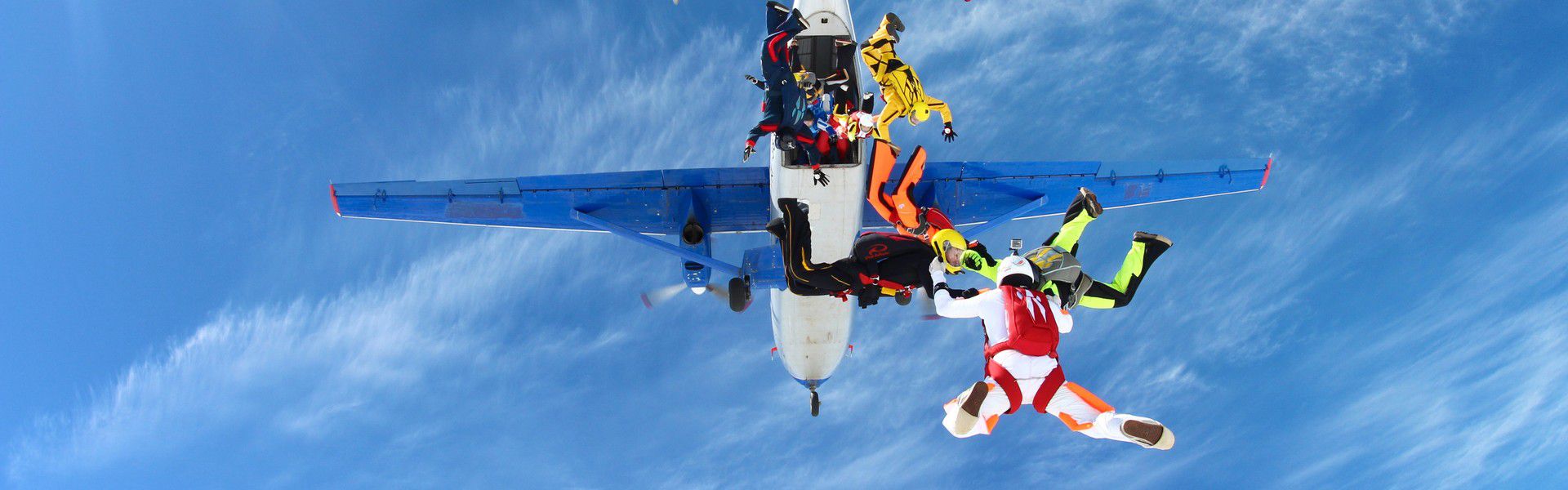 Le saut en parachute est une activité qui consiste à sauter d’un avion en étant équipé d’un parachute. Le but est de sauter dans le vide et d’activer le parachute en tombant. Une activité captivante pour ceux qui désirent faire des expériences sensationnelles.