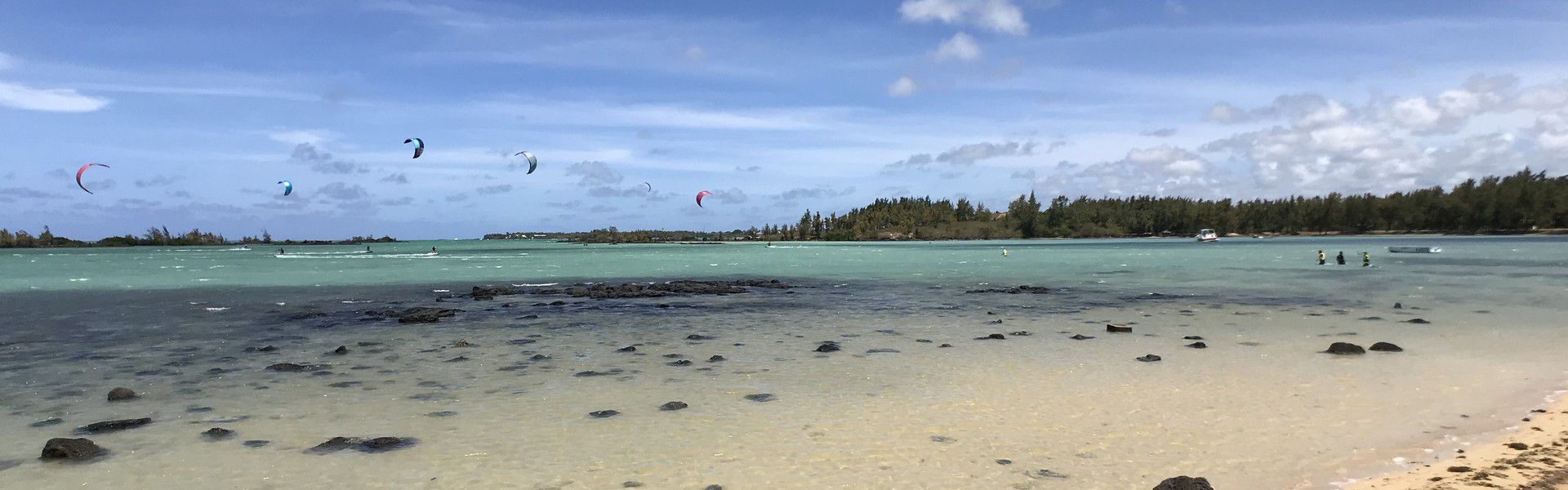 Que vous voudriez commencer à faire du kitesurf ou que vous souhaitiez améliorer vos figures d’air-style ou de freestyle, Maurice possède quelques des meilleurs spots de l’Océan Indien. De plus, le fait que la plupart des écoles de kitesurf de l’île Maurice soient certifiées par l’Organisation Internationale de Kiteboarding, rend la destination encore mieux pour apprendre la discipline.