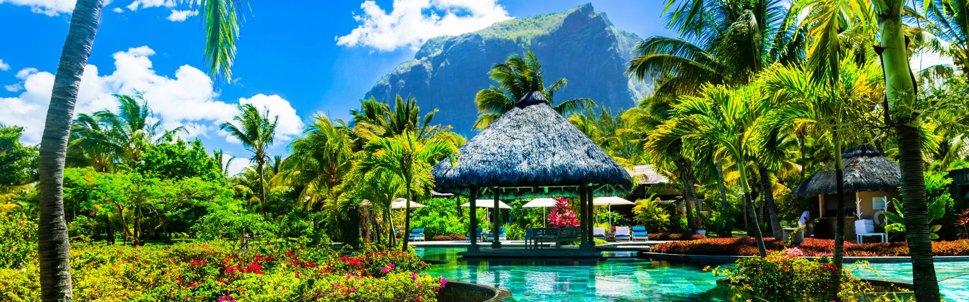 You want to spend a dream holiday in Mauritius in an idyllic setting with its long white sandy beaches, shiny turquoise blue lagoons, all under a beautiful blue sky, but you are hesitating about the type of accommodation in which to spend those days of rest and fun without having to worry about anything? Here, we tell you everything you need to know about Mauritius resort hotels; resort hotels are hotel complexes that offer their customers leisure activities and catering in addition to high-class accommodation.