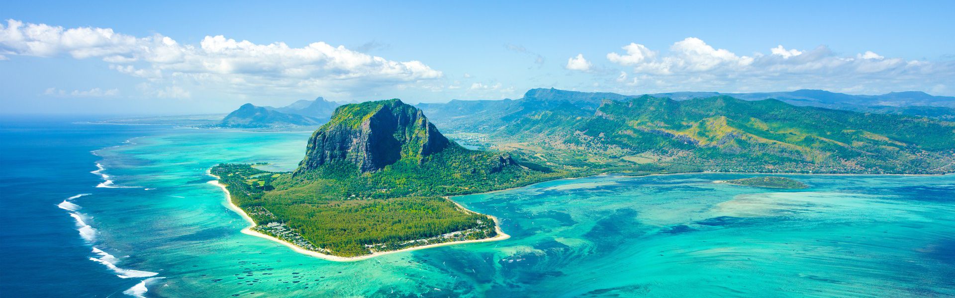 La république de Maurice regroupe plusieurs îles dans le sud-ouest de l’océan indien. 2,000 kilomètres séparent l’île-mère de la côte Est du continent africain. Cette île ne cesse de fasciner et d’attirer les étrangers, qui viennent surtout profiter de ses plages et de sa mer. Sans oublier son peuple chaleureux, au sein duquel se côtoient différentes cultures dans l’harmonie et le respect. Maurice est à la fois moderne et est attachée à ses racines.