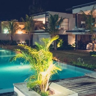 visa, resident's permit, sale, Mauritius, villa, feet in the water, sea, beach, sale, purchase, swimming pool, high-end, luxury, paradisiac, turquoise waters, coconut palm, white sands, monthly rental